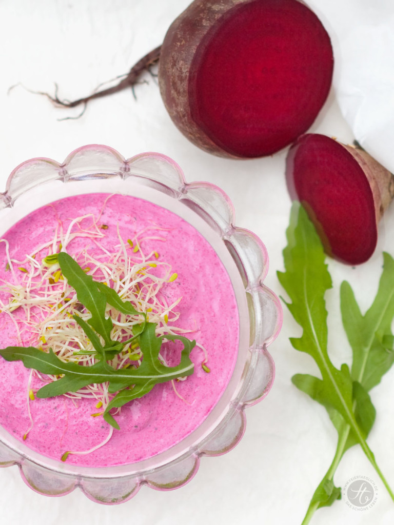 Rote Beete-Ziegenkäse-Rucola Creme mit Sprossen auf selbstgebackenem ...