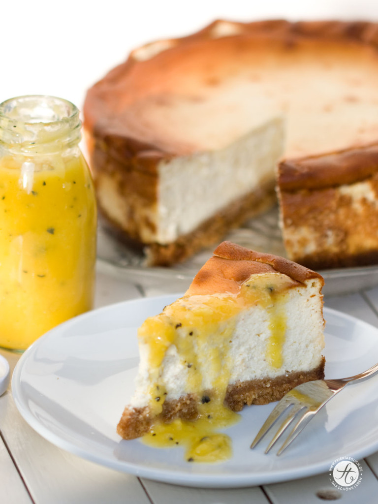 Cheesecake mit Amarettini-Boden und Mango-Maracuja-Orangen Sauce ...