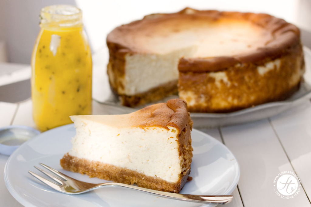 Cheesecake mit Amarettini-Boden und Mango-Maracuja-Orangen Sauce ...