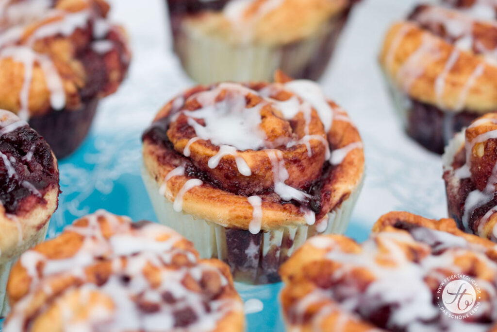 Schwarze-Johannisbeer-Mandel-Hefeschnecken mit Zuckerguss &amp; Bekanntgabe ...