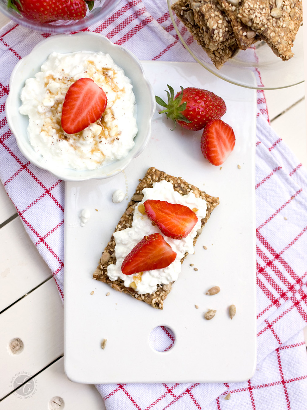 Ein Rezept für selbstgebackenes Sesam-Sonnenblumenkern-Knaeckebrot mit Vanillefrischkäse und Erdbeeren zum #FitFriday von Sarahs Krisenherd