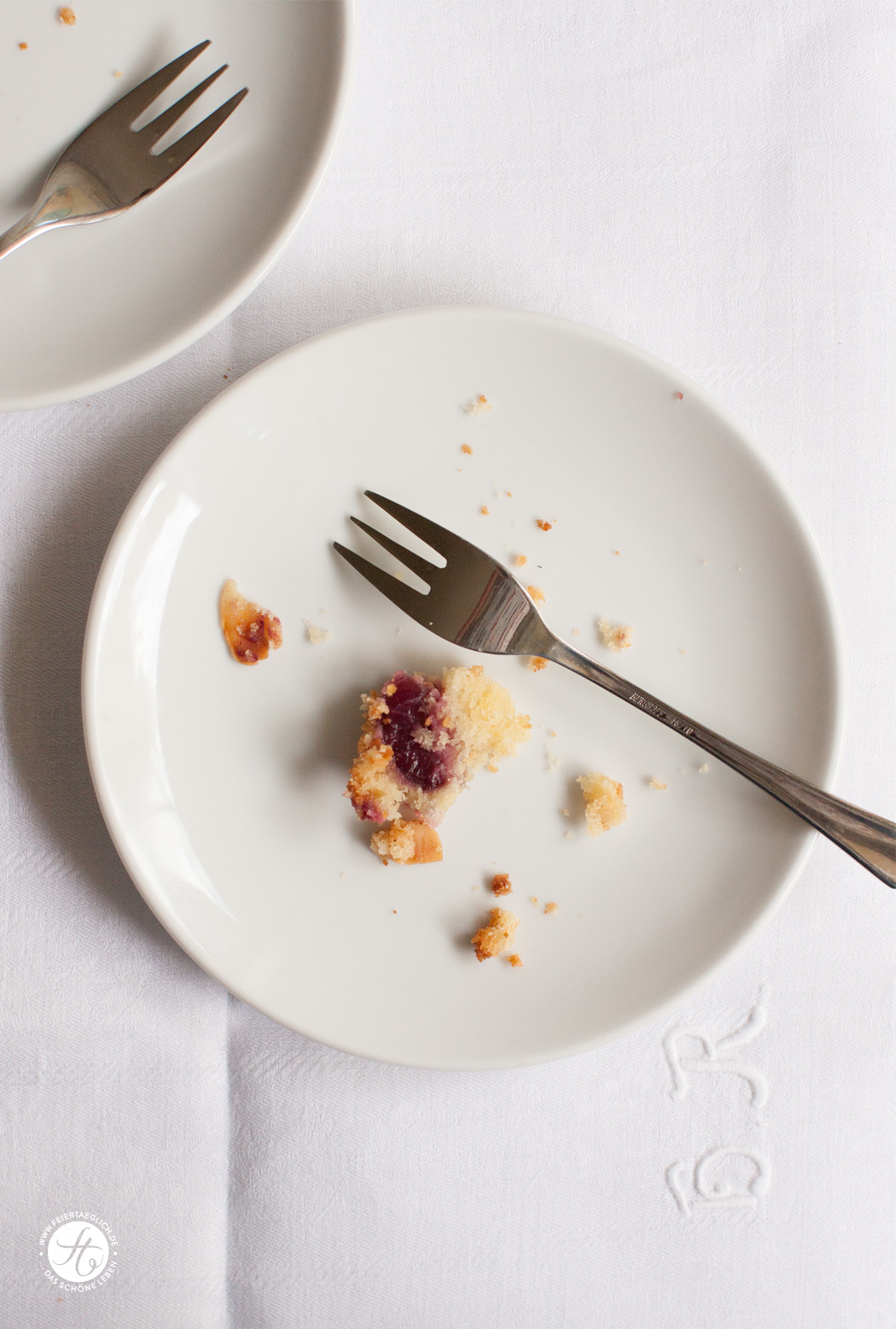 Kirsch-Buttermilch-Kuchen mit knuspriger Mandelkruste | Rezept von feiertaeglich.de #feiertaeglich #kirschen #ichbacksmir