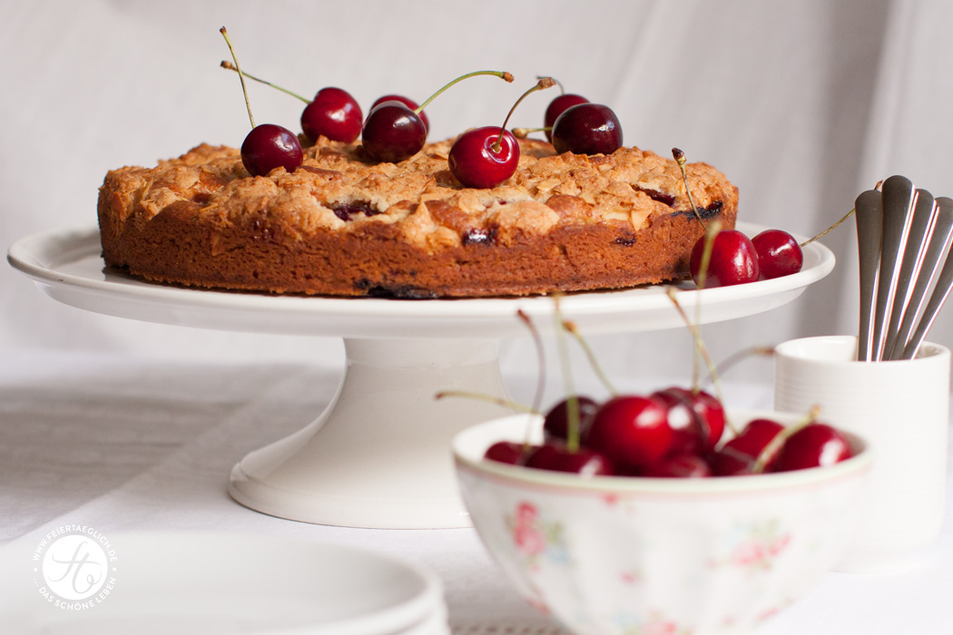 Kirsch-Buttermilch-Kuchen mit knuspriger Mandelkruste | Rezept von feiertaeglich.de #feiertaeglich #kirschen #ichbacksmir #kirschbuttermilchkuchen