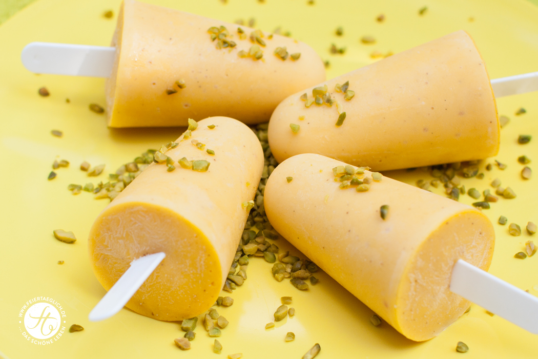 Rezept für Mango-Joghurt-Vanille-Eis-Pops…ganz ohne Eismaschine und ohhh so Mango! #feiertaeglich