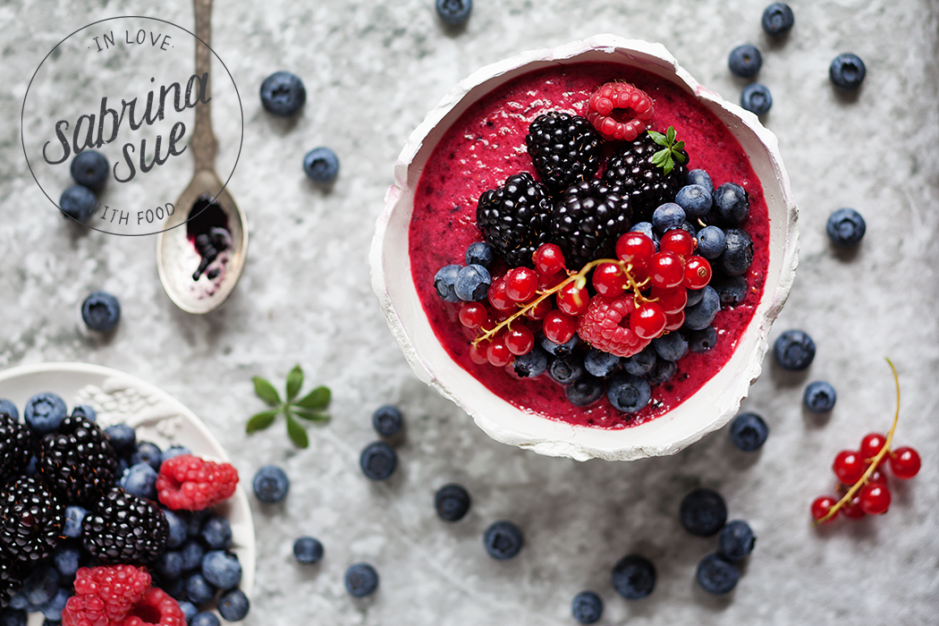 Frozen Acai Wildberry Smoothie Bowl | Rezept zum #SuperfoodSamstag bei feiertäglich von SabrinaSueBlog