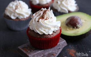 Vegane Avocado Chocolate Cupcakes mit Chia Rezept von bake to the roots zum #Superfoodsamstag bei feiertaeglich.de