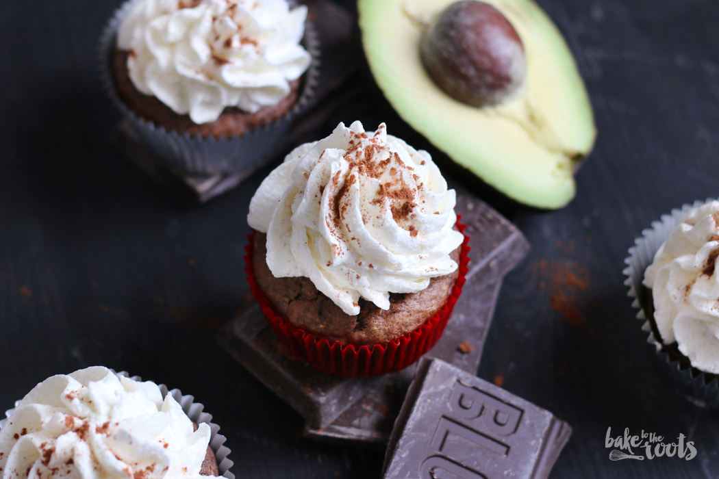 Vegane Avocado Chocolate Cupcakes mit Chia Rezept von bake to the roots zum #Superfoodsamstag bei feiertaeglich.de