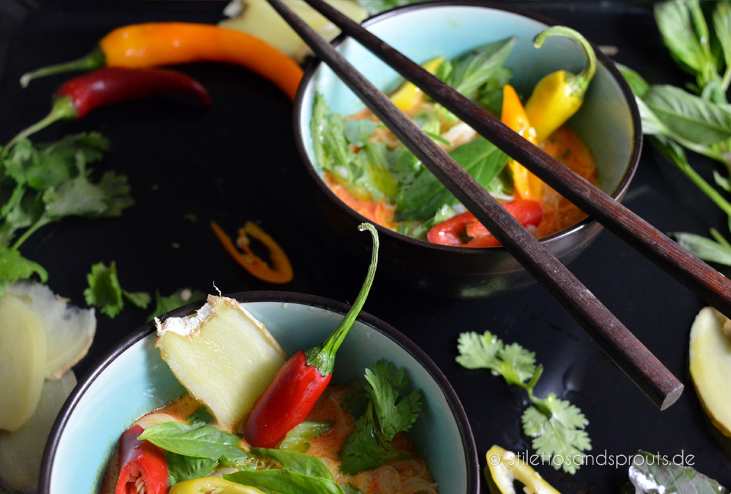 Rezept für Hot & Spicy Thai Noodle Soup mit Ingwer von Stilettos & Sprouts zum #SuperfoodSamstag bei feiertaeglich.de