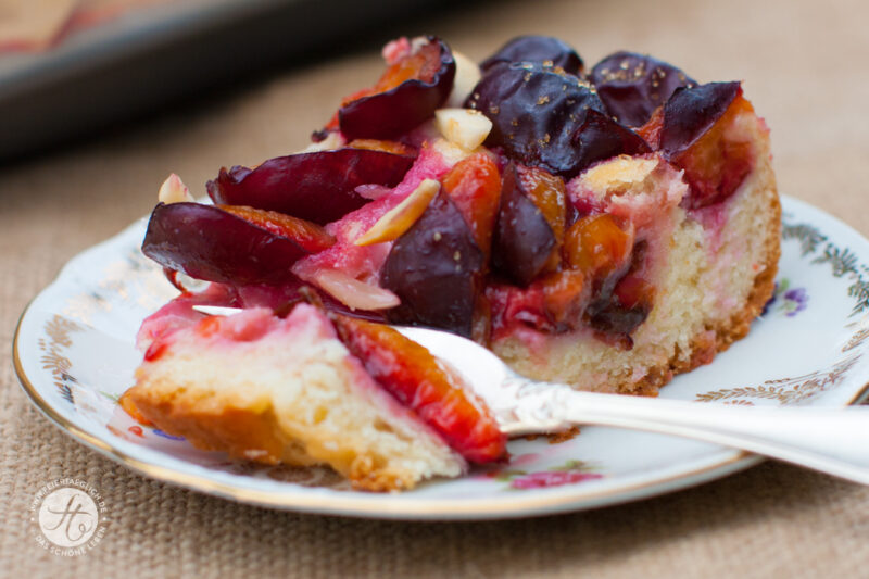 Zwetschgenkuchen vom Blech mit Hefeteig und Mandeln - feiertäglich foodblog