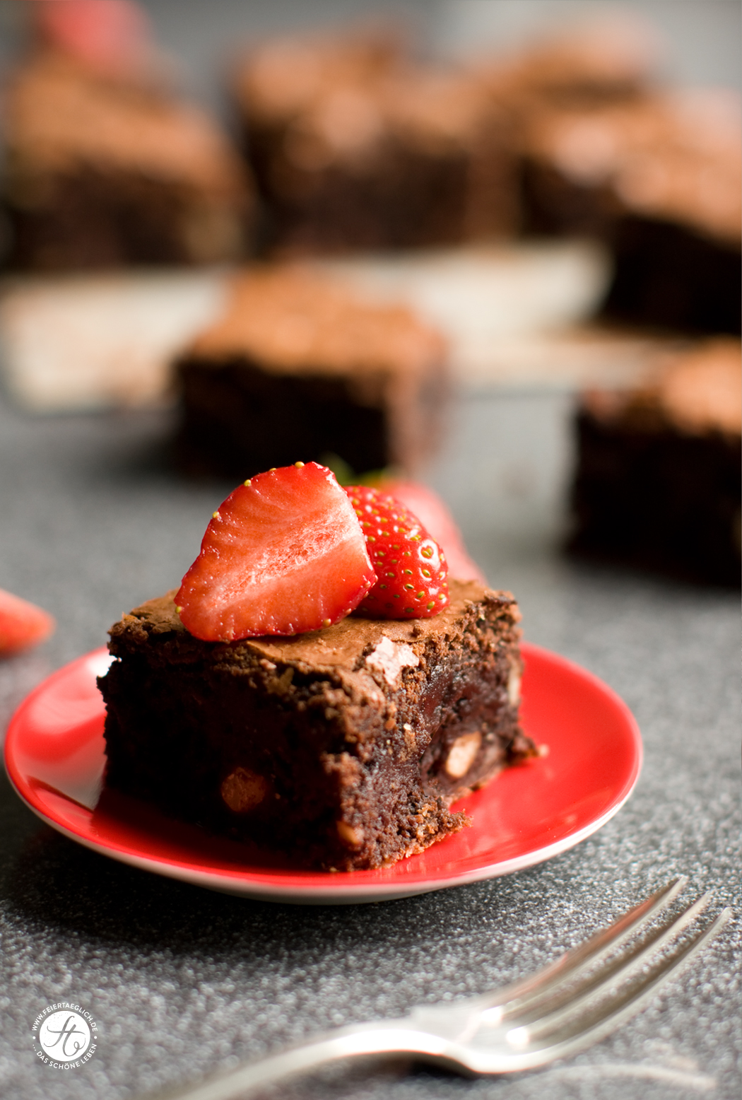 Haselnuss Brownies mit Erdbeeren , super saftig und schokoladig, Rezept von feiertäglich