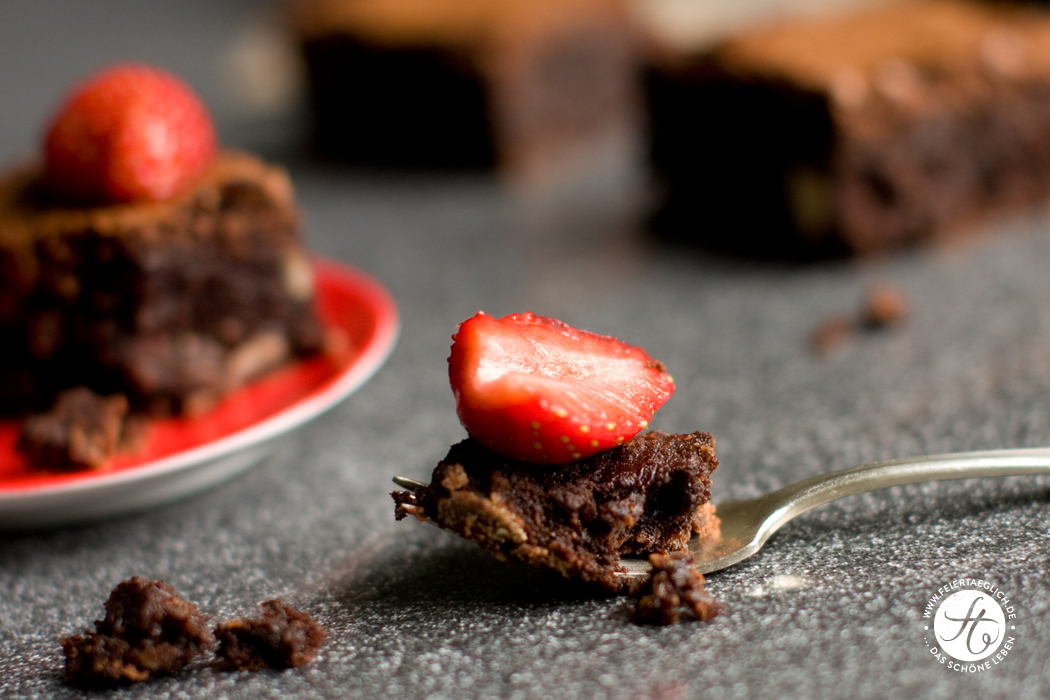 Haselnuss Brownies mit Erdbeeren , super saftig und schokoladig, Rezept von feiertäglich