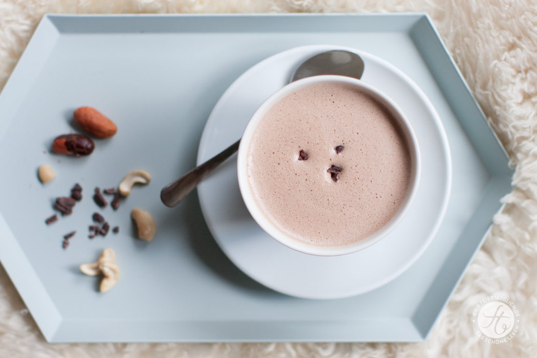 Hot Superfood Chocolate mit Cacao-Nibs, Cashews , Maca & Hanfsamen | Rezept zum #SuperfoodSamstag von feiertaeglich.de