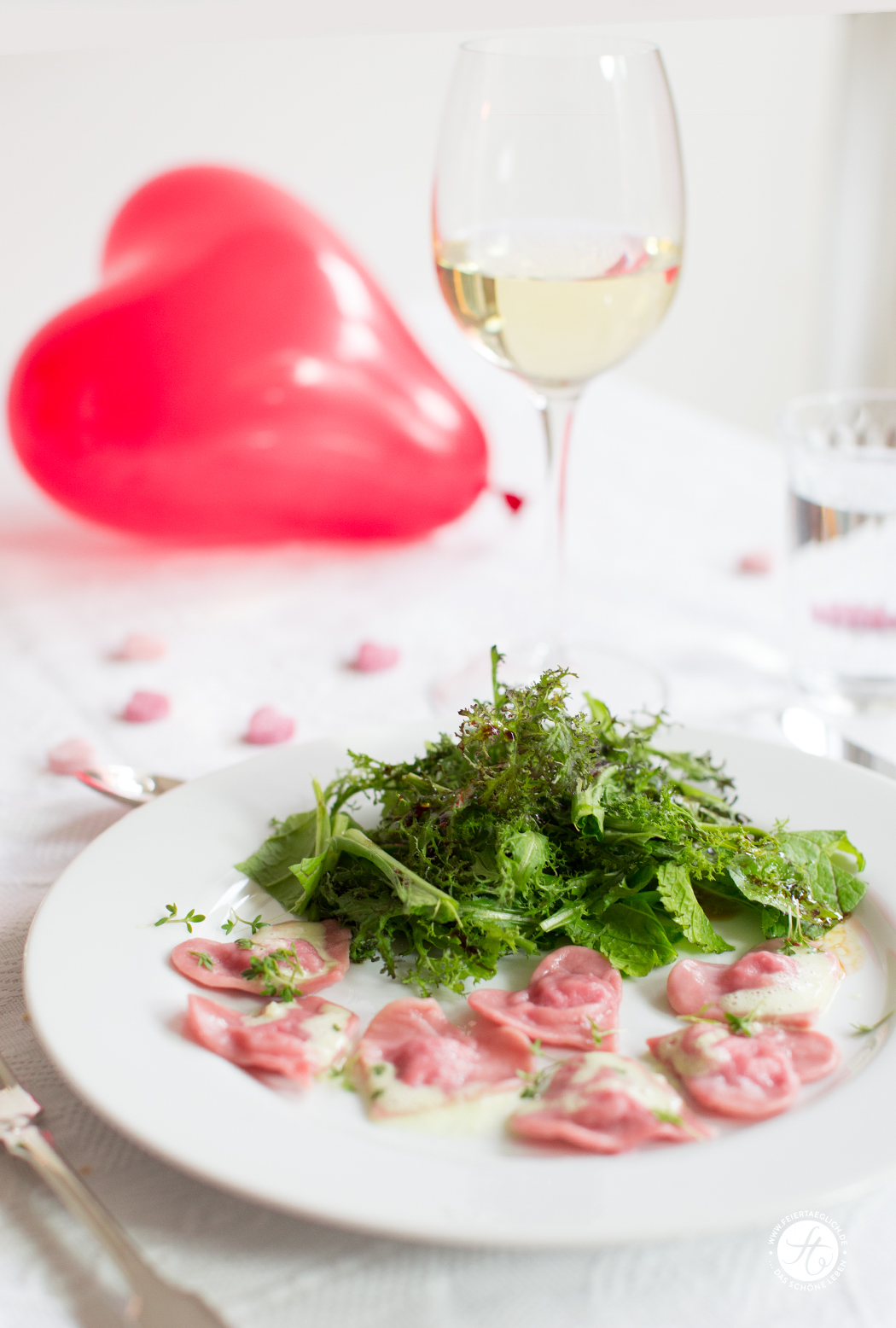 Menü zum Valentinstag...Die Hauptspeise: Rote Beete Ravioli-Herzchen mit Wasabischaum und gemischten Wildsalaten