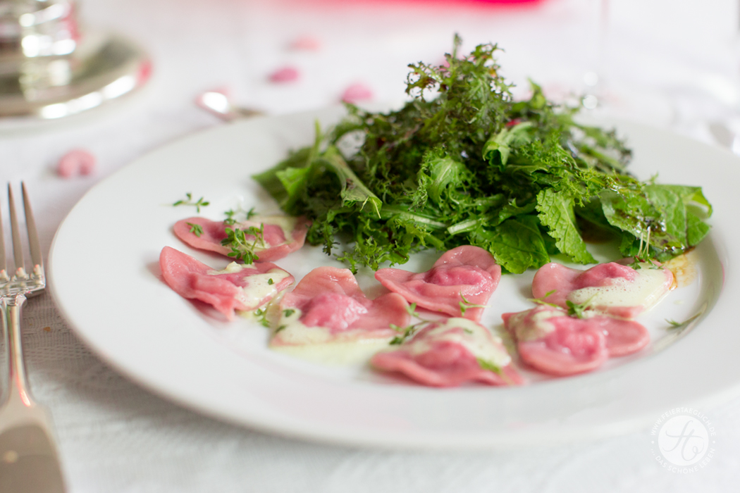 Menü zum Valentinstag...Die Hauptspeise: Rote Beete Ravioli-Herzchen mit Wasabischaum und gemischten Wildsalaten