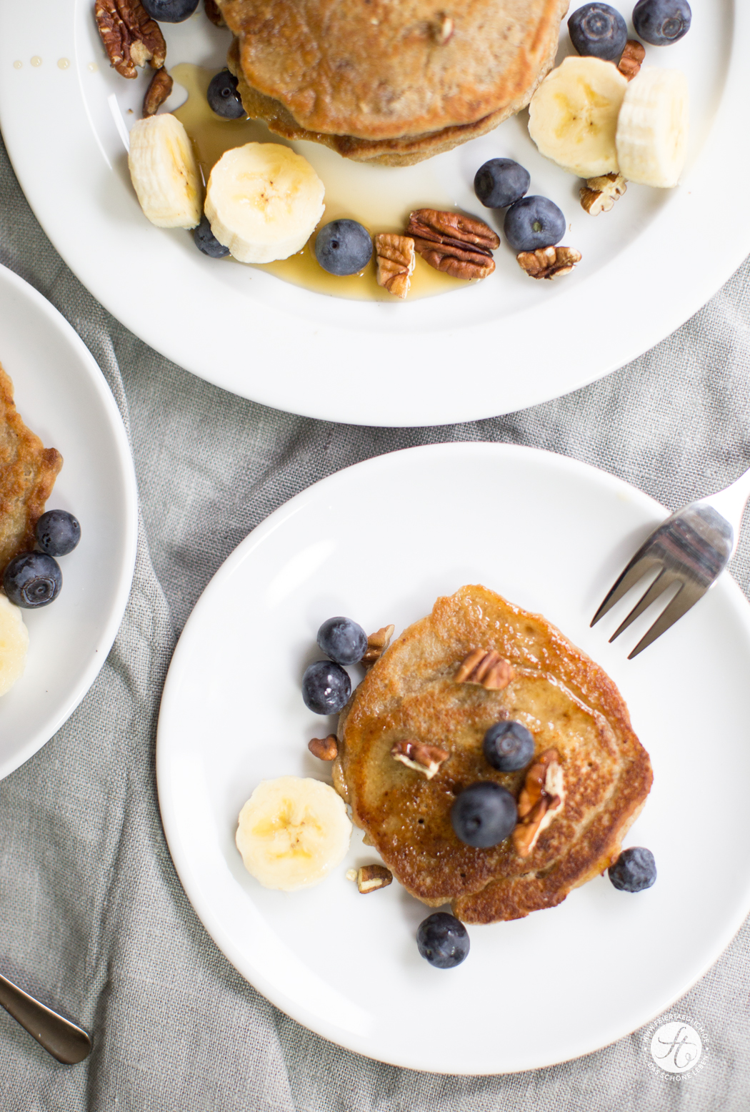 Banana-Oatmeal Pancakes mit Pekannüssen und Blaubeeren, vegan und glutenfrei | Rezept von feiertäglich.de