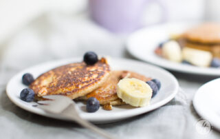 Banana-Oatmeal Pancakes mit Pekannüssen und Blaubeeren, vegan und glutenfrei | Rezept von feiertäglich.de