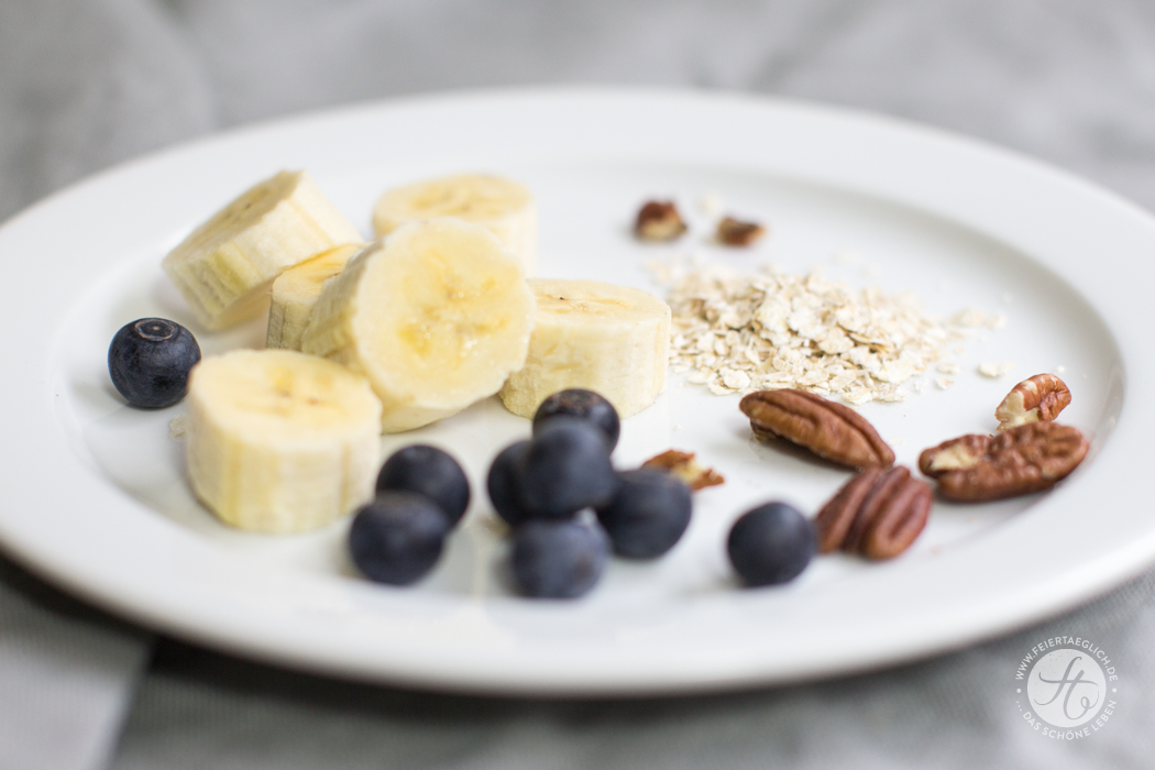 Zutaten für Banana-Oatmeal Pancakes mit Pekannüssen und Blaubeere, vegan und glutenfrei | Rezept von feiertäglich.de