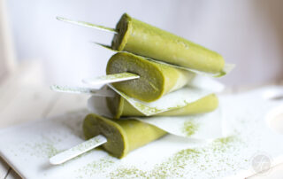 Green Matcha (n)ice-Pops, Popsicles ohne schlechtes Gewissen / Rezept von feiertaeglich.de, #Smoothiemontag