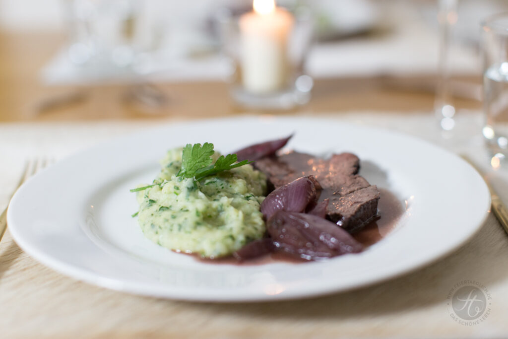 Hauptgang: In Rotwein pochiertes Rinderfilet mit Sellerie-Petersilien ...