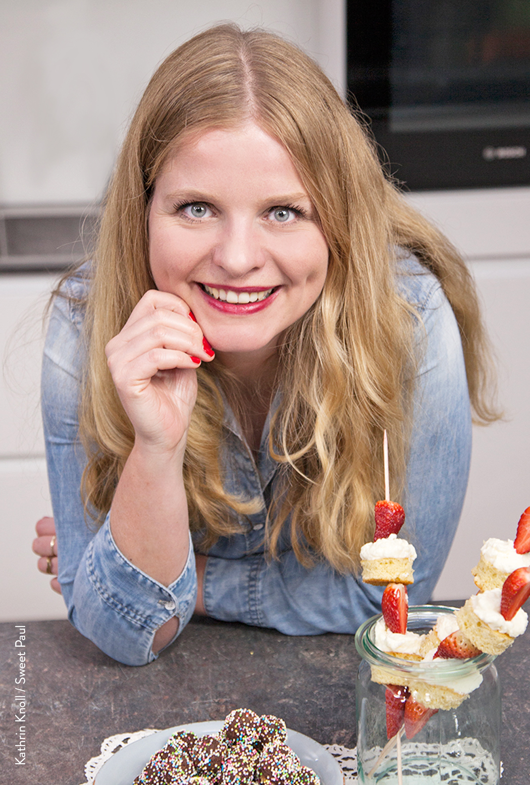 Bloggerportrait, Sarah Renziehausen. Erdbeer-Torten-Spieße mit Kokos-Baiser-Creme | Rezept von feiertaeglich.de für das Sweet Paul Magazin