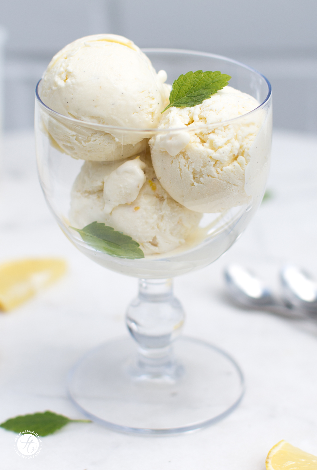 Zitroniges Ricotta-Vanille-Eis – so cremig, aus nur 5 Zutaten und ganz ohne Eismaschine | Rezept von feiertaeglich.de