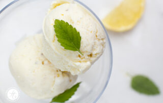 Zitroniges Ricotta-Vanille-Eis – so cremig, aus nur 5 Zutaten und ganz ohne Eismaschine | Rezept von feiertaeglich.de