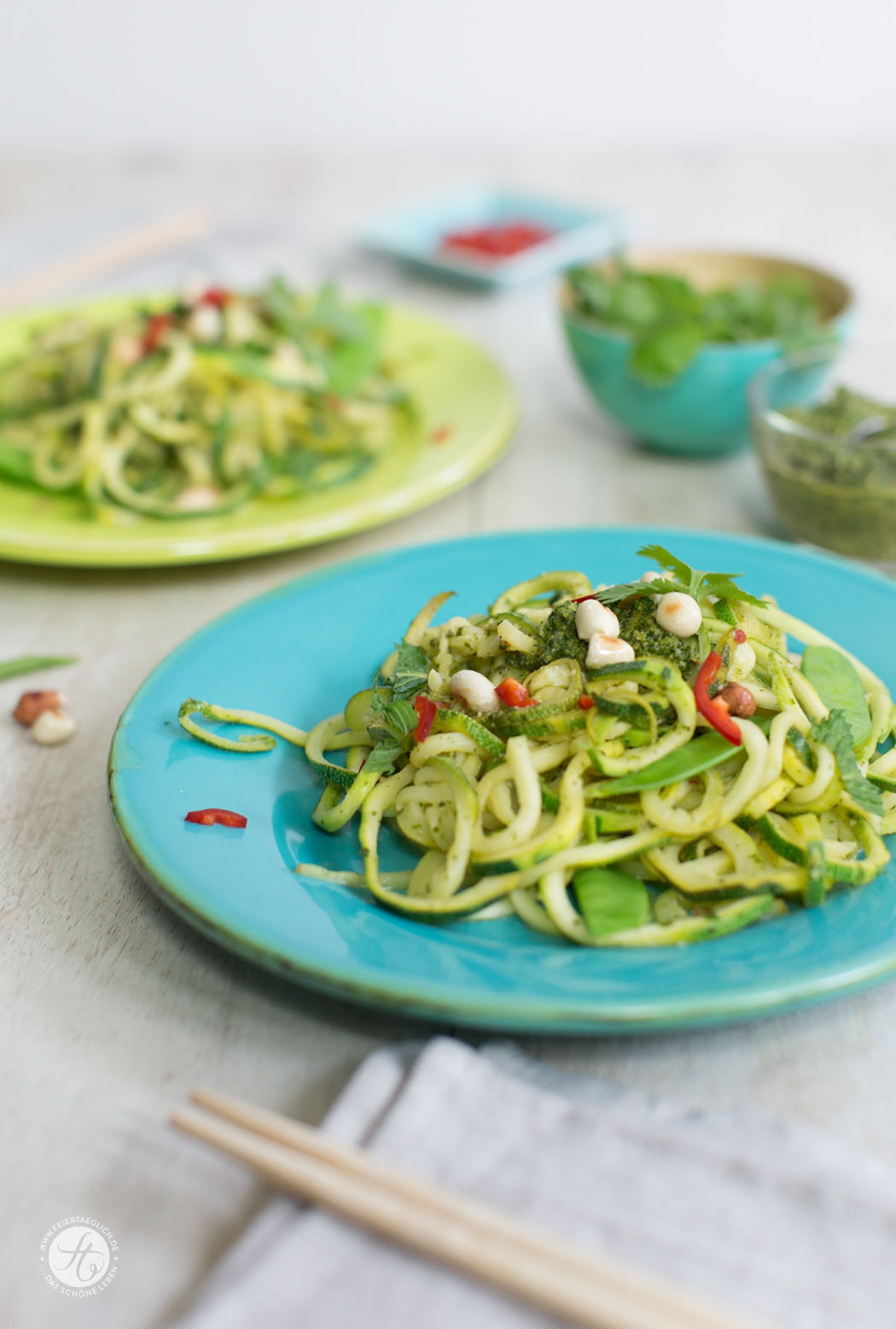 Asia-Zoodles mit Koriander-Pesto, Erdnüssen und Chili, low-carb, gesund & lecker. Rezept von feiertaeglich.de