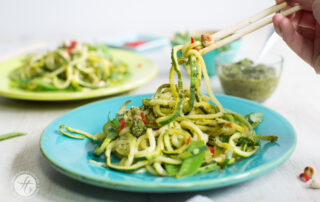 Asia-Zoodles mit Koriander-Pesto, Erdnüssen und Chili, low-carb, gesund & lecker. Rezept von feiertaeglich.de