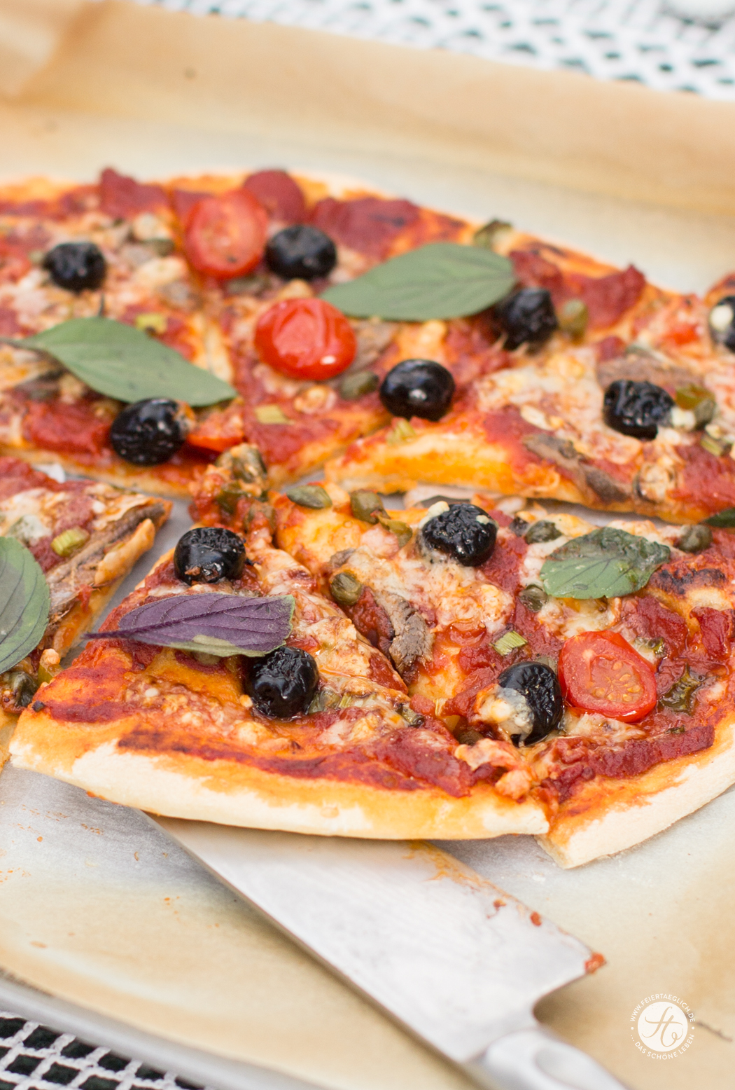 Pizza Napoli, knusprig, dünn, echt italienisch | Rezept von feiertaeglich.de