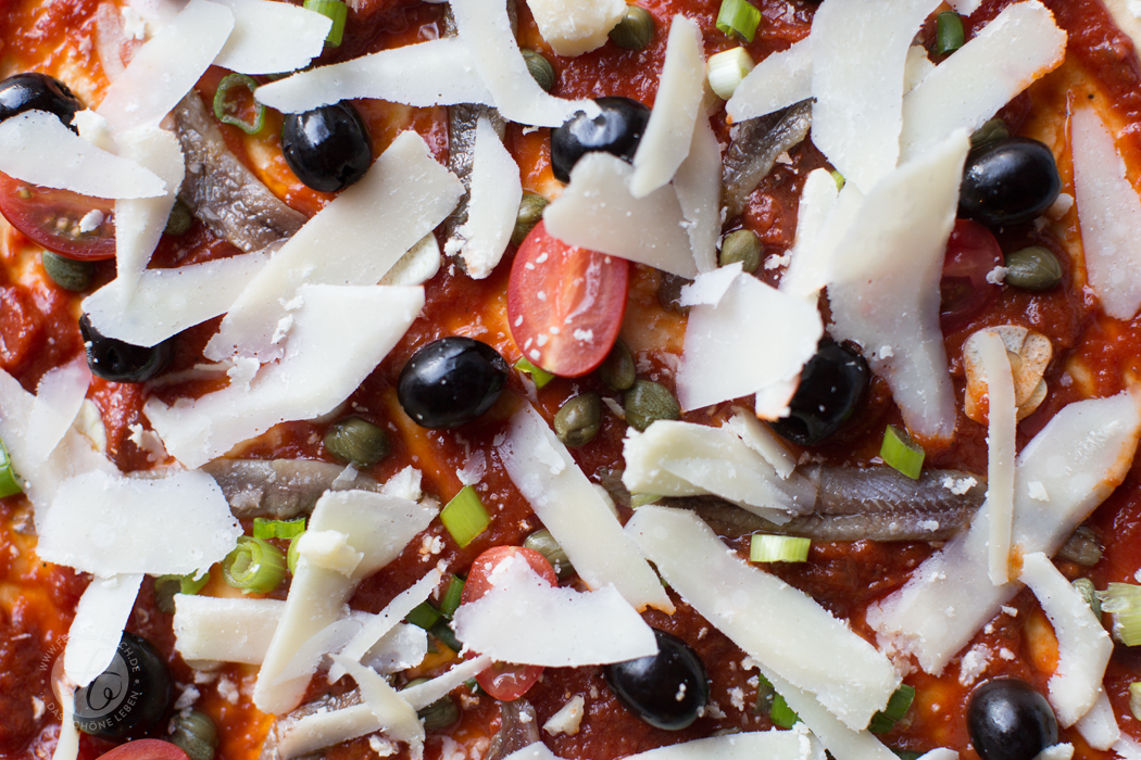 Pizza Napoli - Belag, knusprig, dünn, echt italienisch | Rezept von feiertaeglich.de