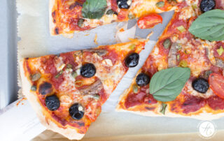 Pizza Napoli, knusprig, dünn, echt italienisch | Rezept von feiertaeglich.de