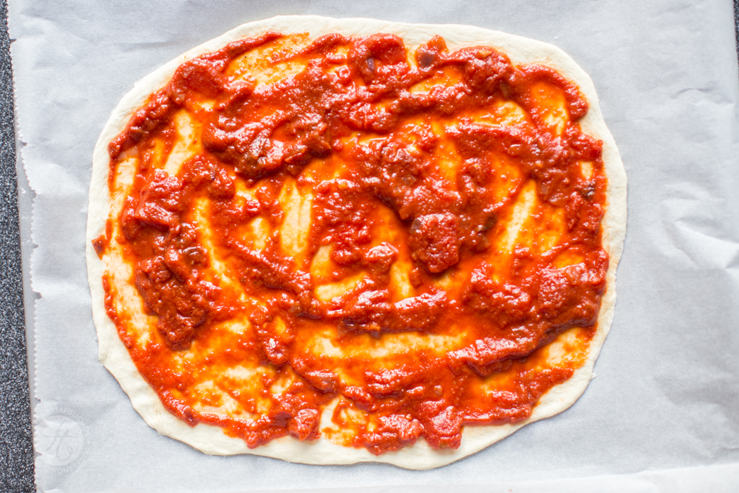 Pizzateig mit Tomatensauce, knusprig, dünn, echt italienisch | Rezept von feiertaeglich.de