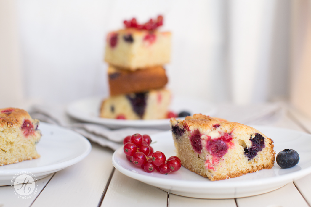 Weisser Schokoladenkuchen mit Beeren – garantiert der neue Lieblingsplatz der letzen Sommerbeeren! Rezept von feiertäglich.de