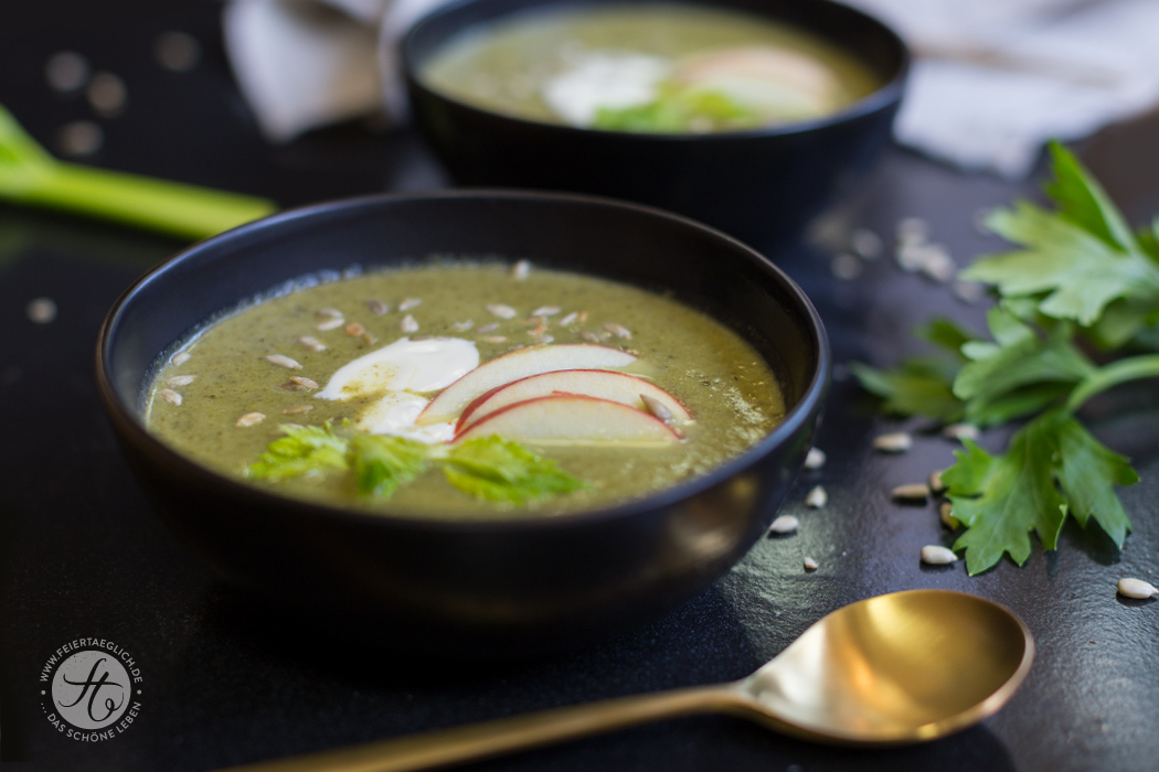 Grüne Sellerie-Creme-Suppe mit Apfel und gerösteten Sonnenblumenkernen | Rezept von feiertaeglich.de
