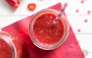 Love is in the Air: Erdbeere-Blutorange-Apfel Smoothie mit Chili, aphrodisierender Liebestrank zum Valentinstag