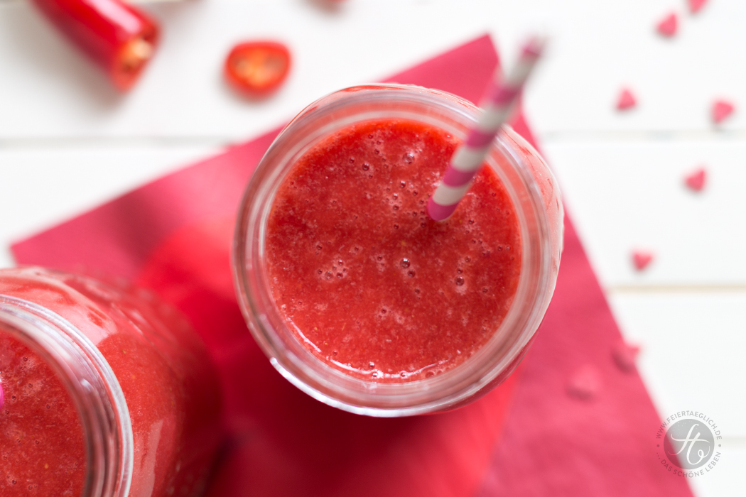 Love is in the Air: Erdbeere-Blutorange-Apfel Smoothie mit Chili, aphrodisierender Liebestrank zum Valentinstag