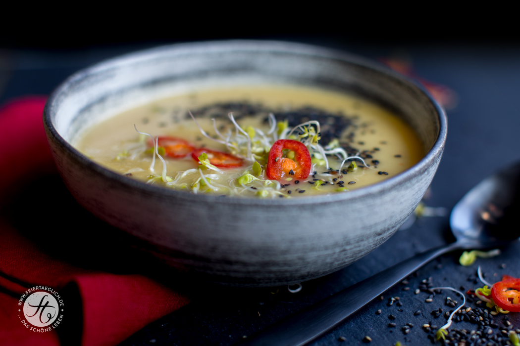 Asiatische Weisse Rübchen-Suppe mit Ingwer, Chili, Sprossen und ...