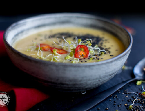 Asiatische Weisse Rübchen-Suppe mit Ingwer, Chili, Sprossen und schwarzem Sesam – Regenwetter gleich Suppenwetter