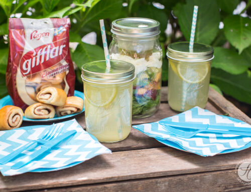2 neue Rezepte zum Picknick: homemade Ginger-Lemonade und Sommersalat im Glas mit Nektarine, Mozzarella, Avocado und Minzdressing