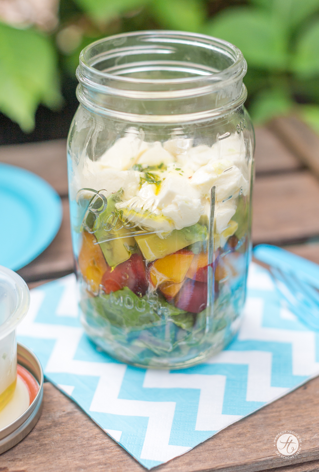 Sommersalat mit Nektarine, Avocado und Mozzarella mit Minzdressing im Glas, Rezept zum Picknick