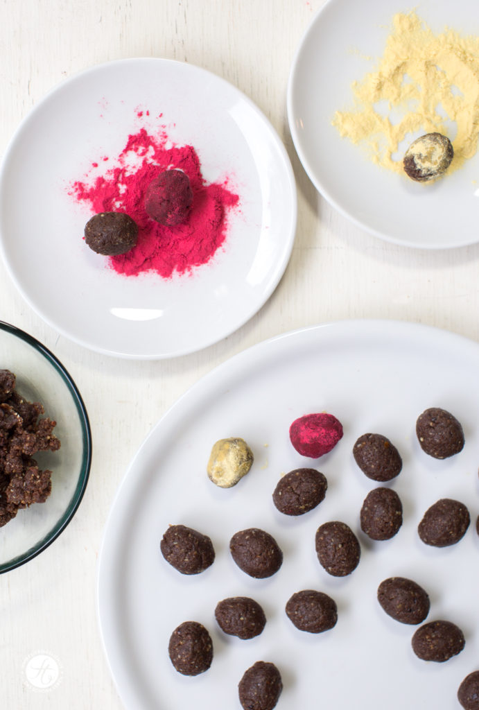 Kakao-Haselnuss-Ostereier im Himbeer-oder Maracujamantel – Energy-Naschereien zu Ostern, Energy-Balls Rezept, vegan