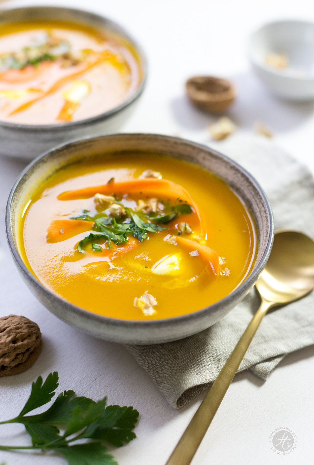 Karotten-Orangen-Suppe mit Ras el Hanout, Petersilie und Walnüssen ...
