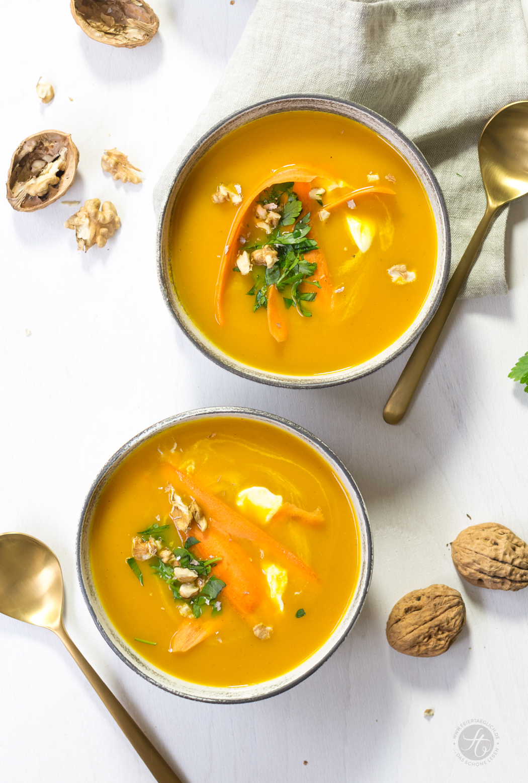Karotten-Orangen-Suppe mit Ras-el-Hanout, Petersilie und Walnüssen, schnelles & einfaches Rezept