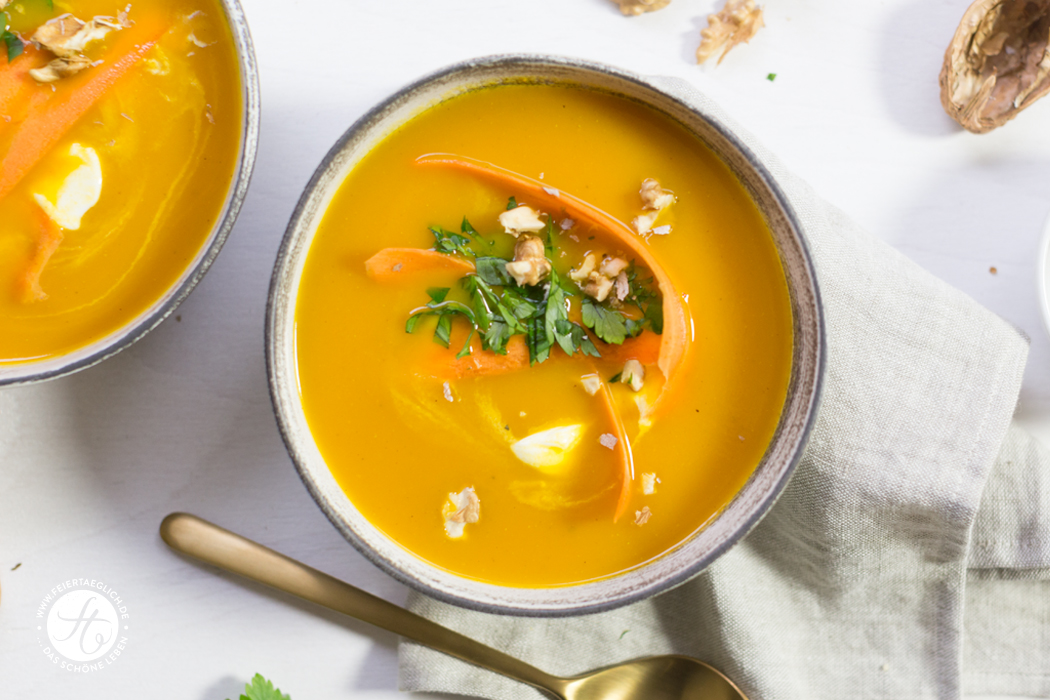Karotten-Orangen-Suppe mit Ras-el-Hanout, Petersilie und Walnüssen, schnelles & einfaches Rezept