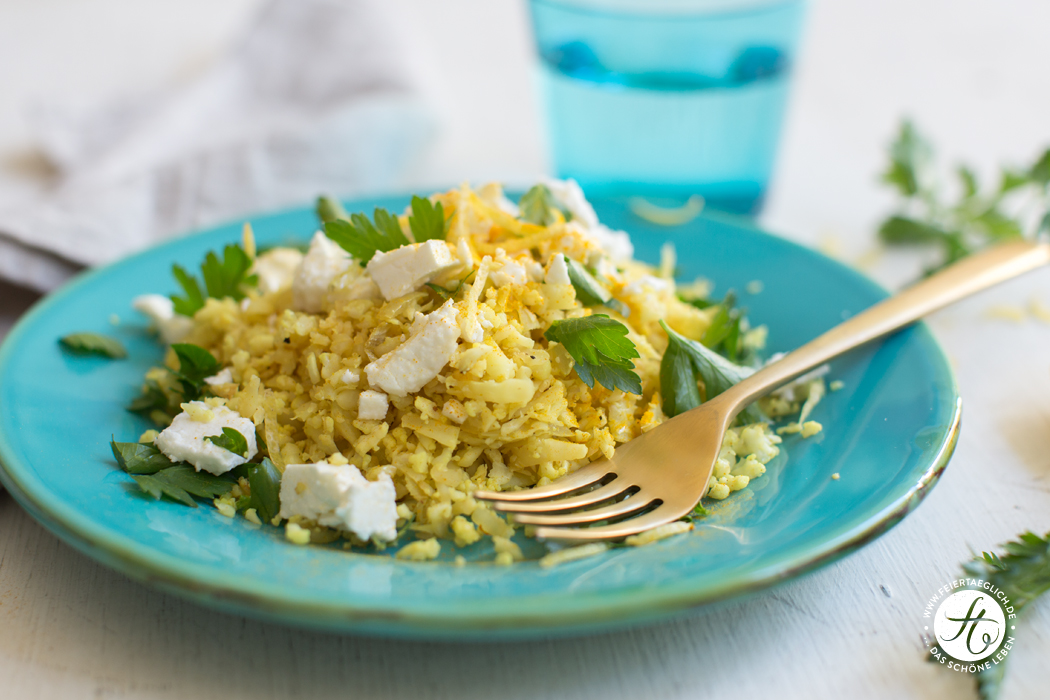 Quick, Easy, Happy & Healthy: Kurkuma-Blumenkohl-(Fake)Reis mit Feta, Petersilie und Zitrone, Rezept