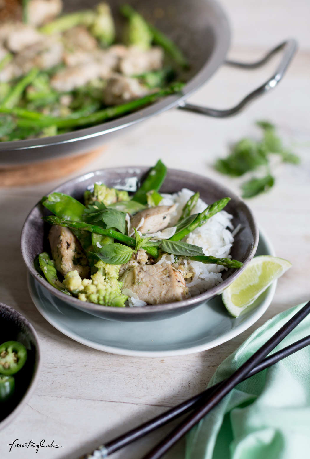 Grünes Zitronengras-Hühnchen-Curry und ein paar Tricks zum Kochen im Wok
