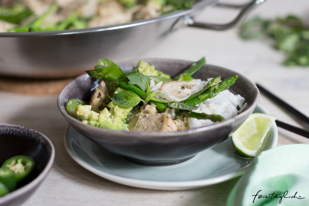 Grünes Zitronengras-Hühnchen-Curry und ein paar Tricks zum Kochen im Wok