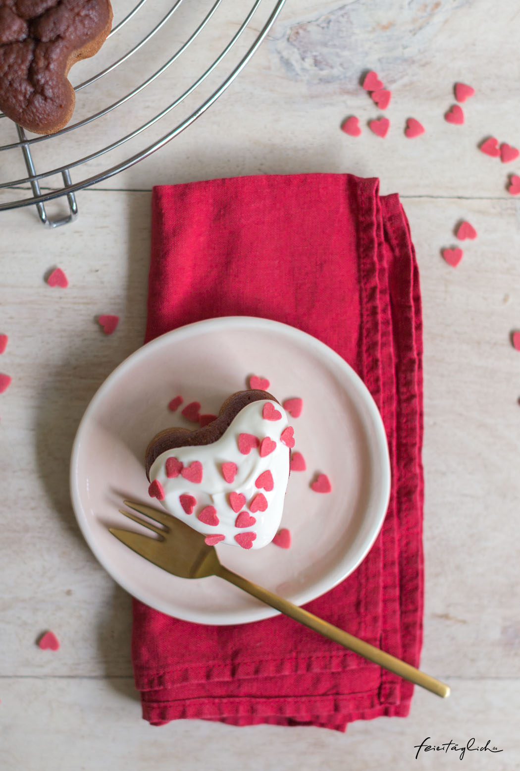 Rezept für Red Velvet Cupcakes mit einer besonderen, gesunden Geheimzutat zum Valentinstag oder Muttertag, vollwertig, gebacken ohne künstliche Farbstoffe