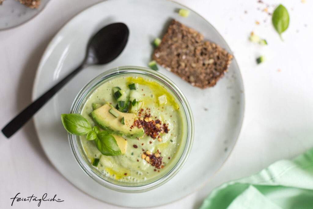 Kalte Gurken-Avocado-Suppe mit Chili und Basilikum, Rezept für ein ...