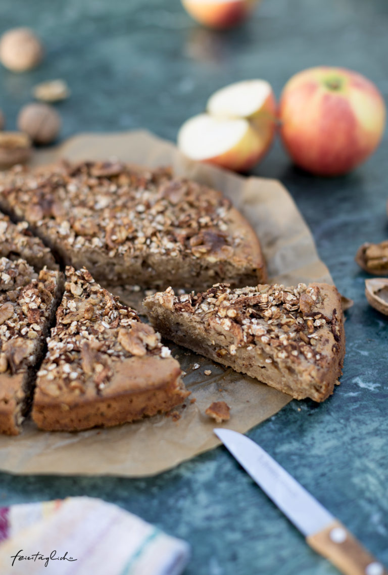 Apfel-Walnuss-Kuchen – schneller, saftiger Rührteig mit einem crunchy ...